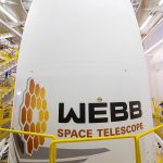 pose des logos sur la coiffe du lanceur ariane 5 eca